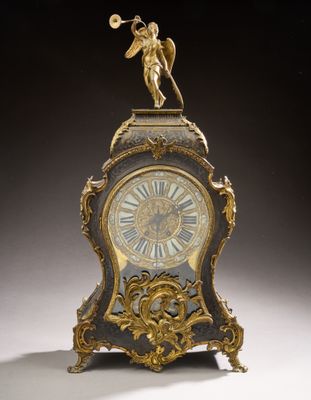 une horloge surmontée d'une statue
