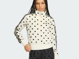 une femme portant une veste à pois et un pantalon noir