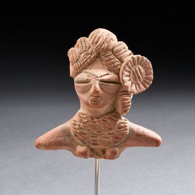 statue d'une femme coiffée d'une coiffe, posée sur un socle en métal