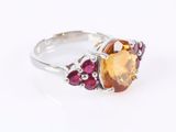 un gros plan d'une bague sertie de citrine et de rubis