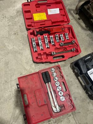 de nombreux outils dans la mallette posée sur le sol