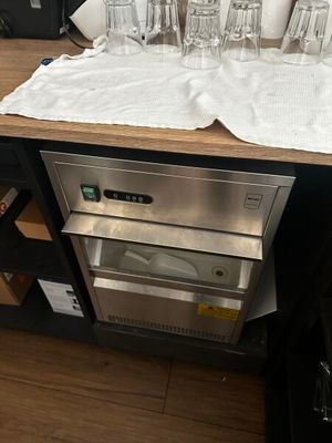 une table sur laquelle sont posés plusieurs verres à vin