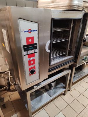 une image d'un four commercial dans une cuisine commerciale