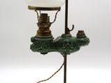 une lampe posée sur une table à côté d'un cordon