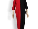 une robe noire et rouge posée sur un présentoir pour mannequin