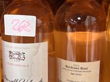 des bouteilles de vin sont alignées sur une étagère dans un magasin