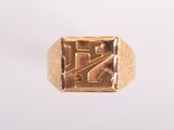 une image représentant une bague en or sur laquelle figure un train