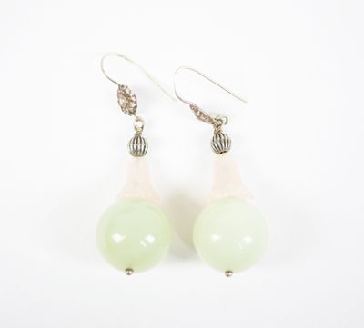Paire de pendants d'oreilles en argent, chacun terminé par u…