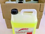 un gros plan sur une bouteille de liquide à côté d'une boîte en carton