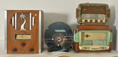 trois radios à l'ancienne posées les unes à côté des autres sur une table
