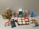 une table sur laquelle se trouvent de nombreux produits de beauté