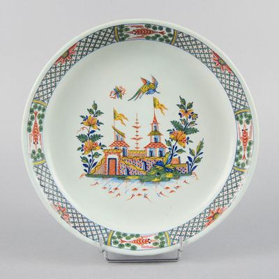 une assiette sur laquelle sont représentés un oiseau et un château