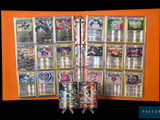 une photo montrant un assortiment de cartes Pokémon rangées dans un classeur