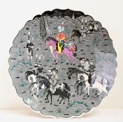 une assiette sur laquelle figure l'image d'un homme à cheval