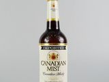 une bouteille de « Canadian Mist » posée sur une table