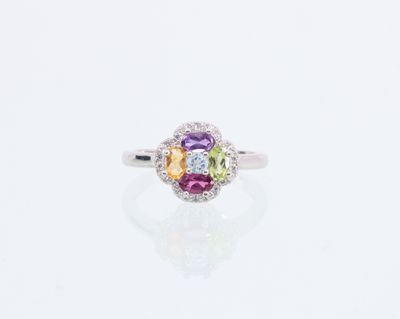 une bague en or blanc sertie de pierres multicolores et de diamants