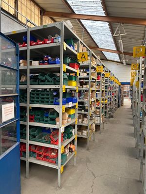 de nombreuses étagères remplies d'objets de toutes sortes