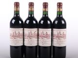 trois bouteilles de vin rouge sont alignées sur une table
