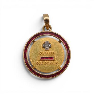 Gros plan sur une médaille d'or ornée d'une croix