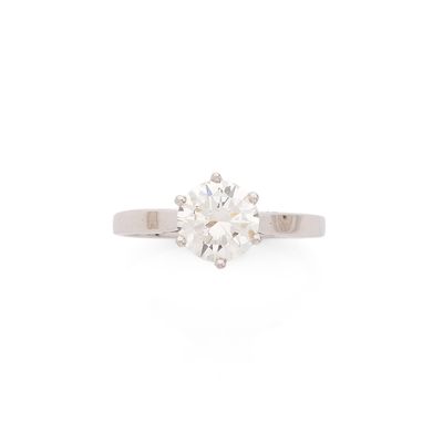 une bague sertie d'un diamant unique, en or blanc 18 carats