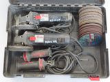 une boîte à outils avec un tas d'outils à l'intérieur