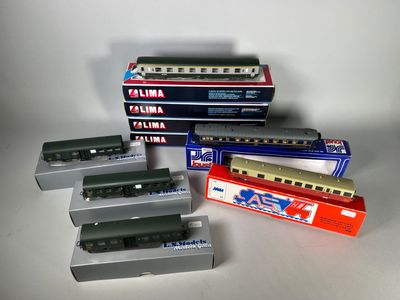 plusieurs petits trains sont alignés sur une surface blanche