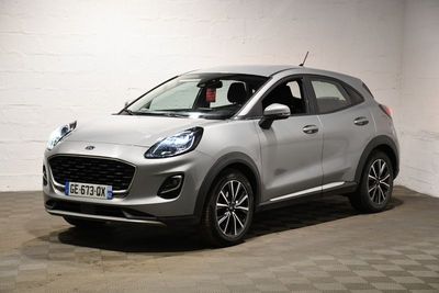 une voiture argentée garée dans un garage au sol en damier
