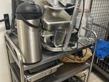 de nombreuses casseroles et poêles posées sur un chariot dans la cuisine