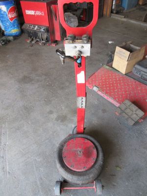 une photo d'un diable rouge dans un garage