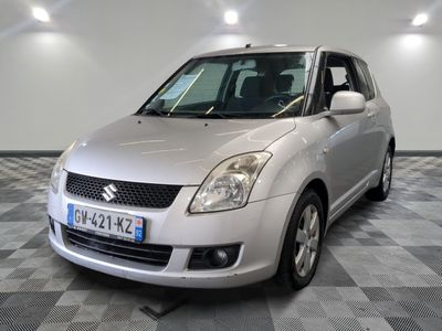 la photo d'une petite voiture argentée garée dans un garage