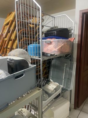une étagère métallique sur laquelle se trouvent tout un tas d'objets