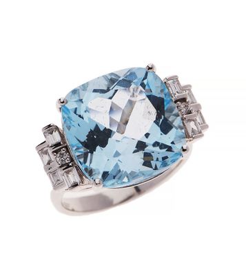 une image représentant une bague sertie d'une topaze bleue et de diamants, sur fond blanc