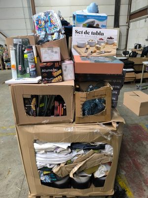 une pile de boîtes empilées les unes sur les autres