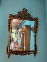 Un miroir en bois et stuc doré à décor de guirlandes de laur… (photo 2)