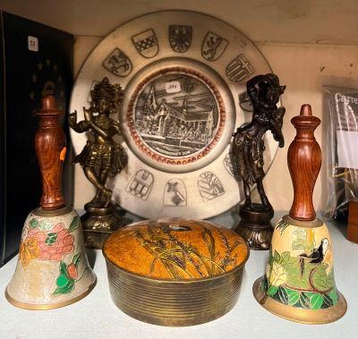 de nombreux objets anciens posés sur une étagère dans une pièce