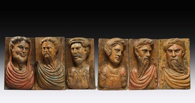 un ensemble de cinq plaques en bois sculptées représentant des hommes barbus