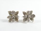 une paire de boucles d'oreilles en forme de fleur en diamant sur fond blanc