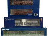 trois boîtes de petits trains empilées les unes sur les autres