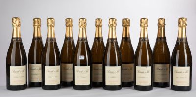 six bouteilles de vin sont alignées sur une table
