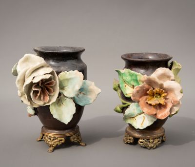 deux vases ornés de fleurs, posés sur une table