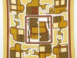 un foulard carré jaune et marron orné d'un motif représentant des éléphants