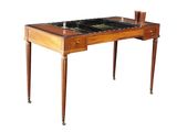 une table en bois sur laquelle est posé un échiquier