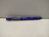 un stylo bleu posé sur une boîte blanche