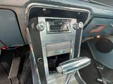 un tableau de bord de voiture équipé d'une radio et d'un volant