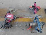 une machine rose et noire posée par terre à côté d'une ligne jaune
