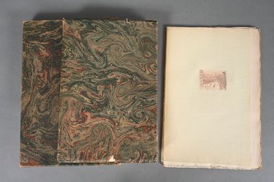 un vieux livre posé sur une table à côté d'un autre livre