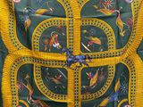 un sac vert et jaune orné d'une ceinture jaune