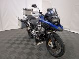 une moto garée sur un sol en damier