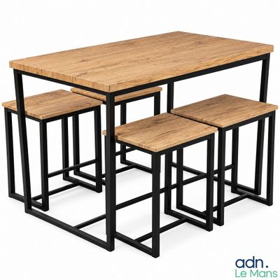 La table et les tabourets sont en bois et en métal