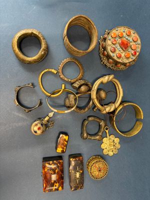 de nombreuses bagues et bracelets de toutes sortes posés sur la table
